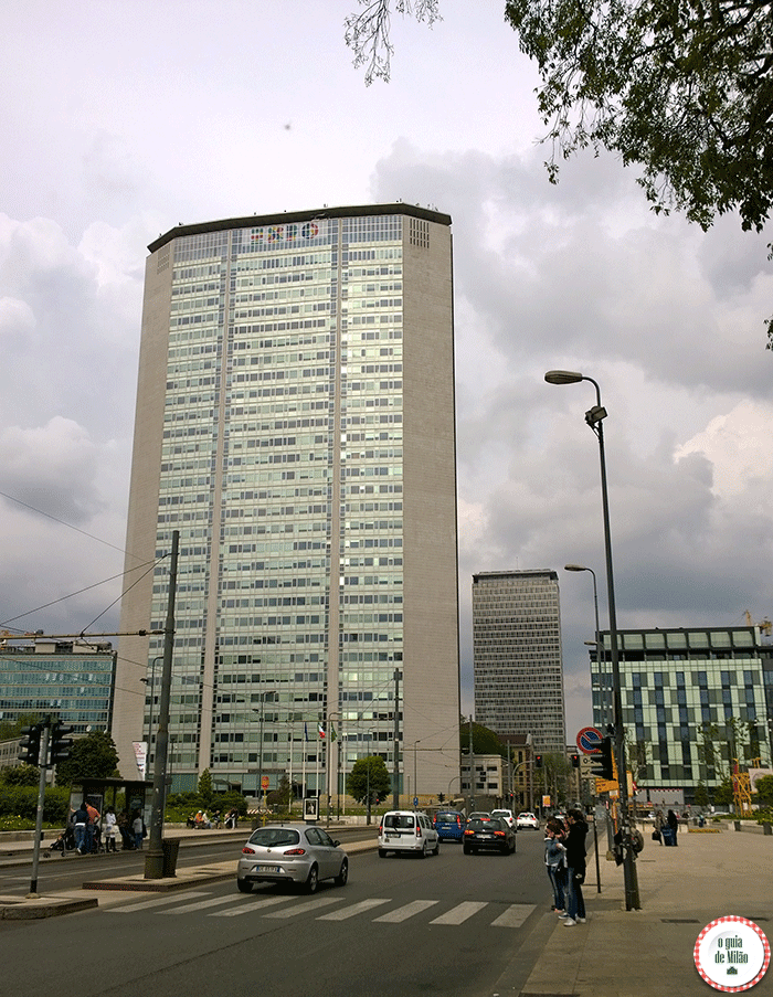 Os-principais-palácios-de-Milão-Turismo-na-Itália-Arranha-céu-Pirelli-em-Milão
