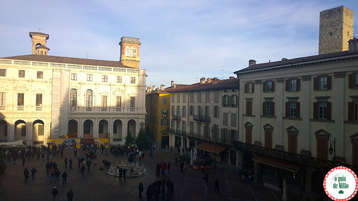 Praça Vecchia: Biblioteca Angelo Mai, chafariz Contarini e a torre Gombito à direita