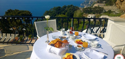 Hotel de luxo 5 estrelas o café da manhã do hotel La Scalinatella em Capri