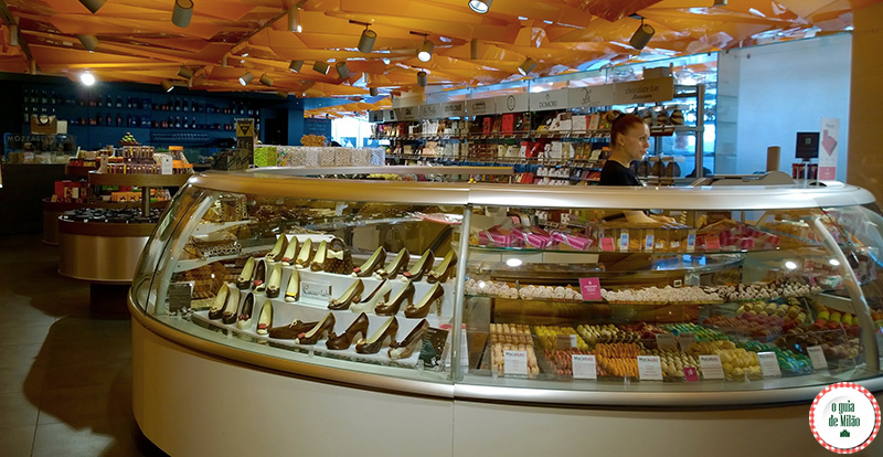 Supermercados, delicatessen e lojas gourmet no centro de Milão