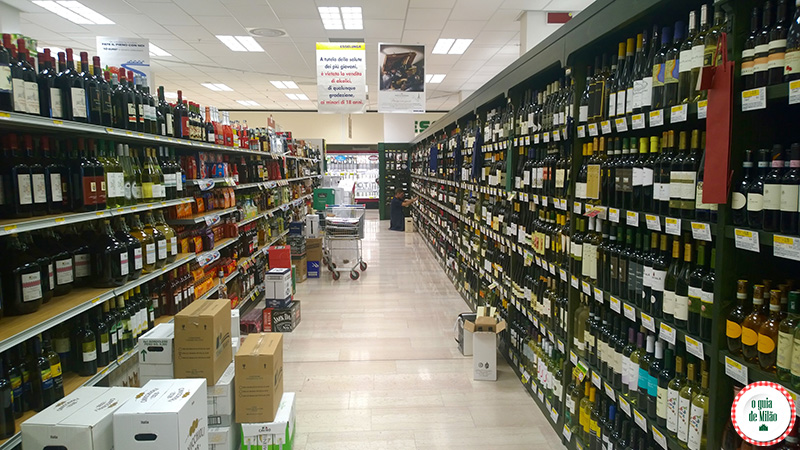 Supermercados, delicatessen e lojas gourmet no centro de Milão