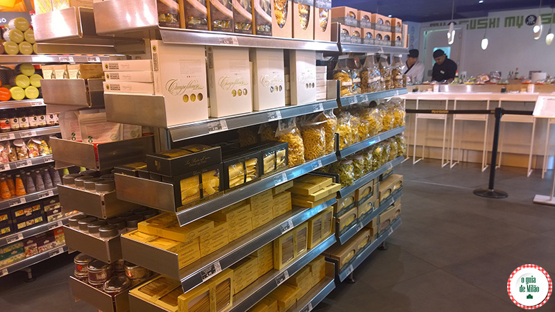 Supermercados, delicatessen e lojas gourmet no centro de Milão Supermercados, delicatessen e lojas gourmet no centro de Milão