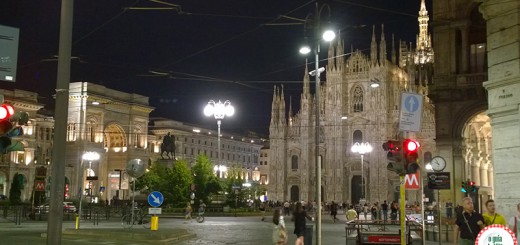 A praça do Duomo no centro histórico de Milão