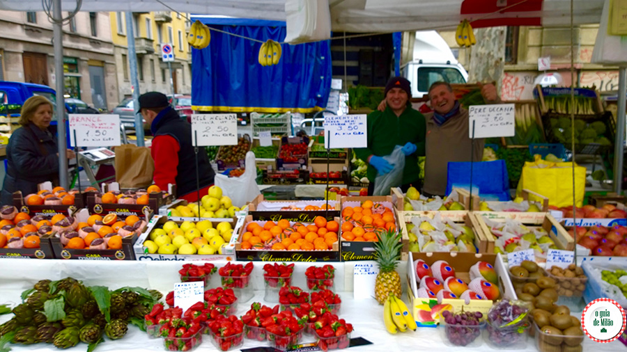 Feira de rua no bairro de Milão Porta Romana