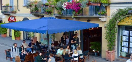 Verão em Milão O bairro Navigli em Milão Itália